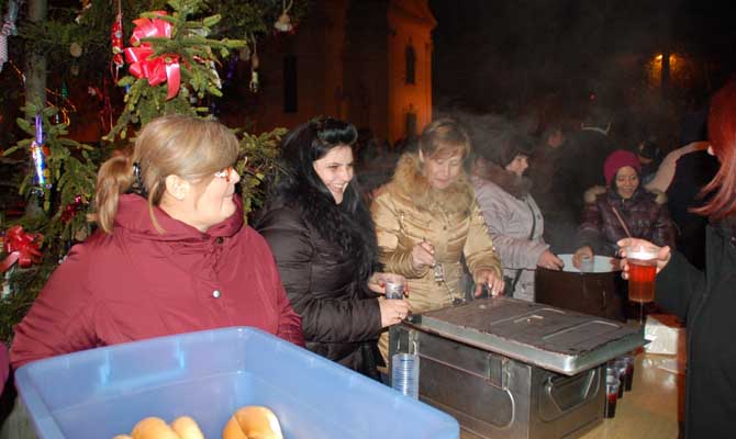 Szentmise után a téren 2015. december 25. képek